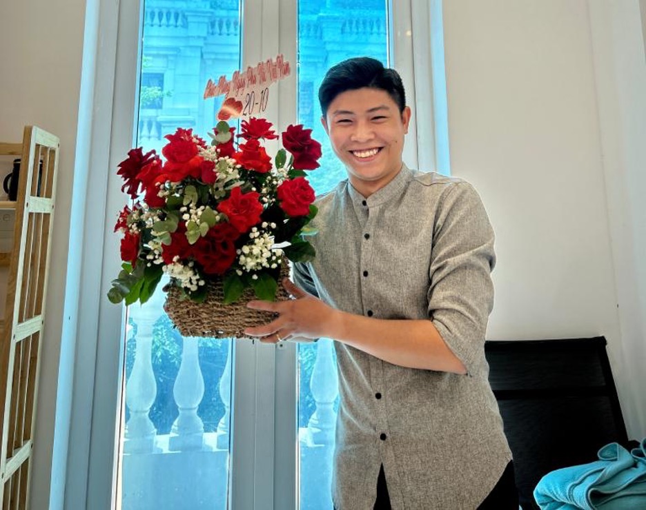 Thanh niên cầm hoa trên tay tặng bạn gái 20/10